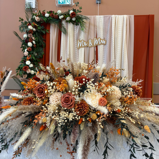 Composition table d’honneur en fleurs séchées et artificielles